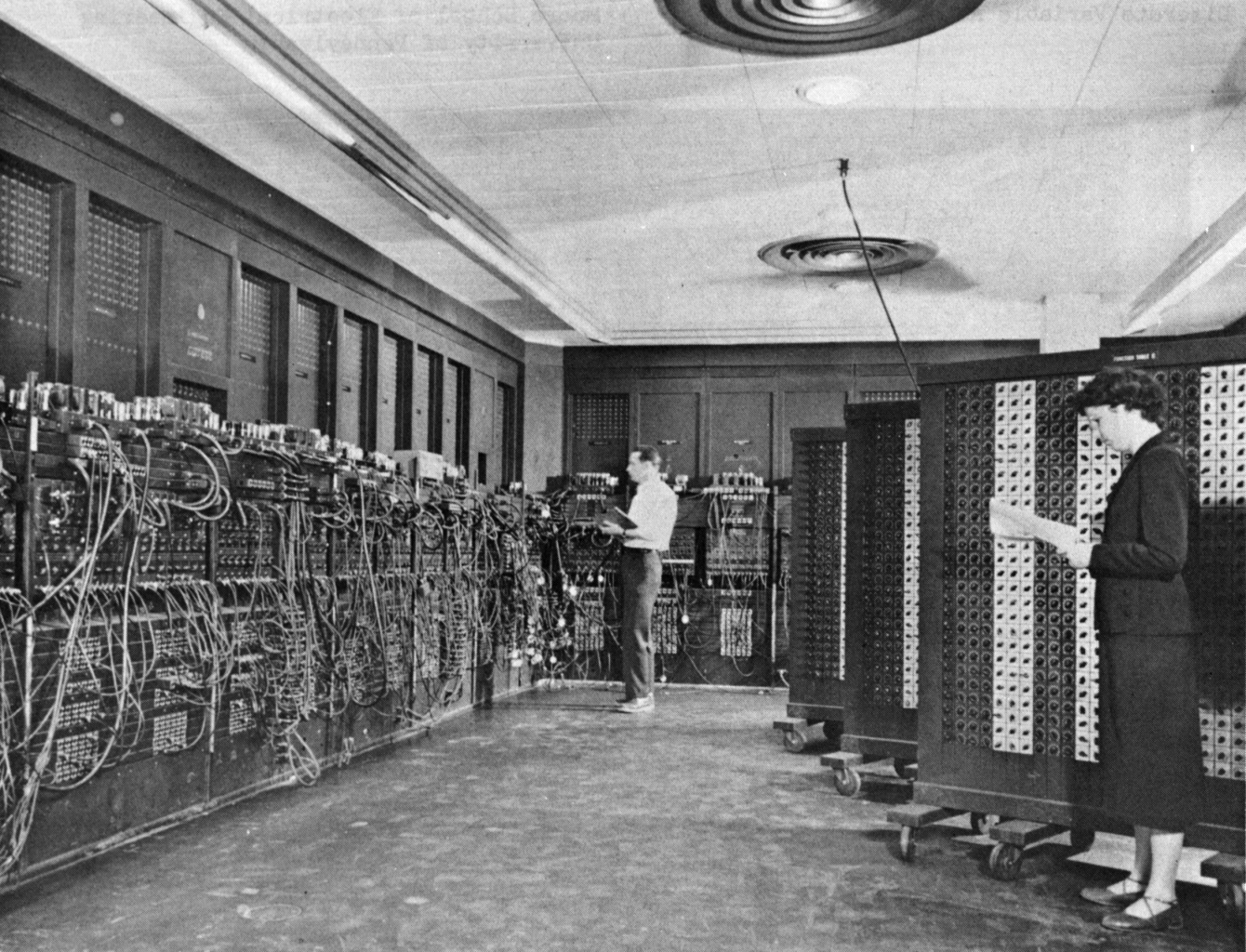 Frances Elizabeth Holberton (a la derecha), trabajando en el proyecto ENIAC, 1945